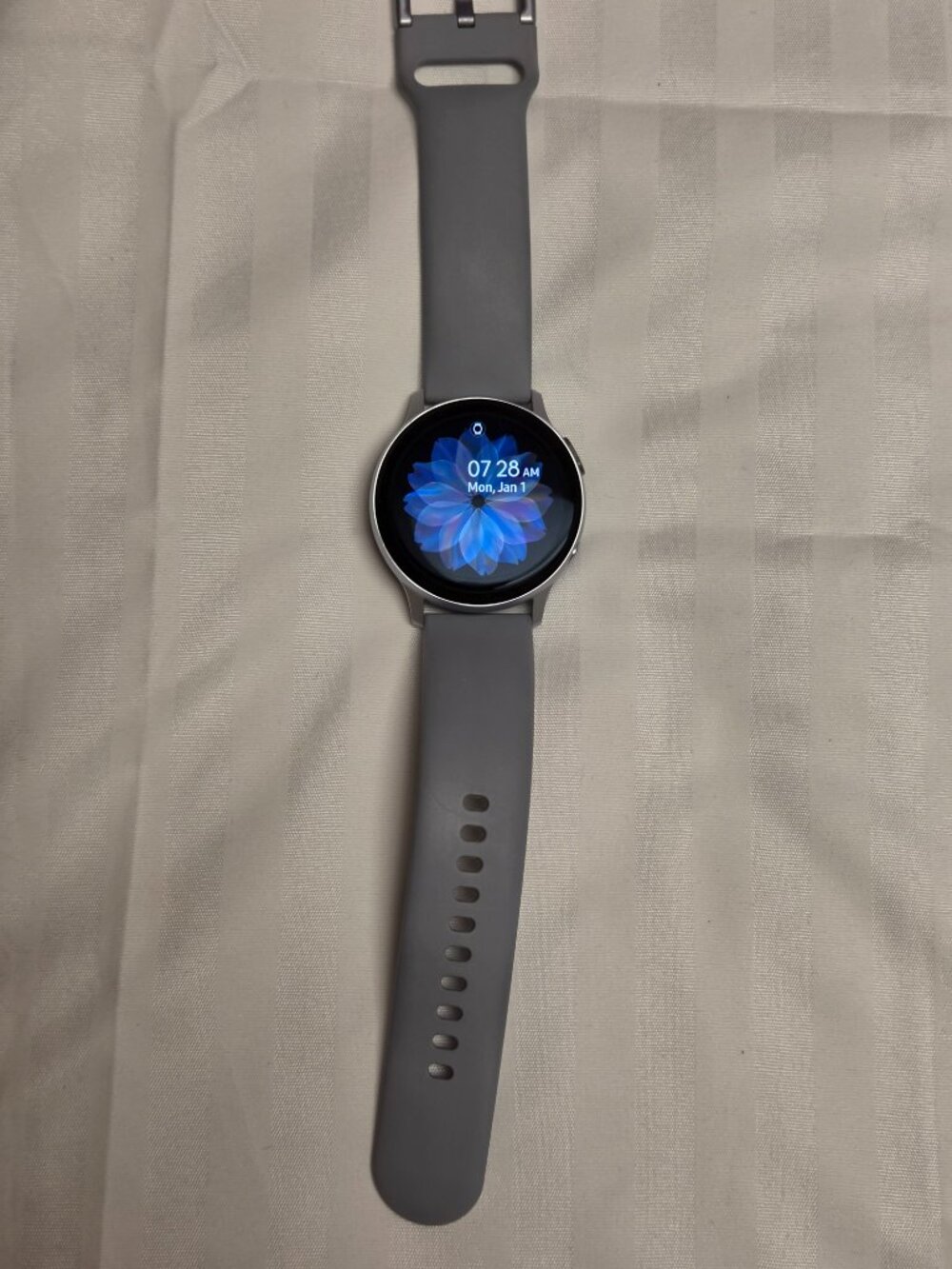 Samsung Galaxy Watch Active 2, 44mm Gray Band, charger and original box - Picture 4 of 5